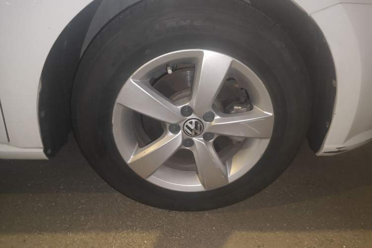 Used Volkswagen Gran Lavida 2013 1.6L Manual Fashion Model Right Front Wheel Hub