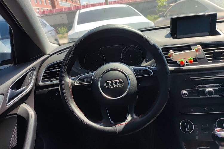 Used Audi Q3 2017 30 TFSI Fashion Model Steering Wheel