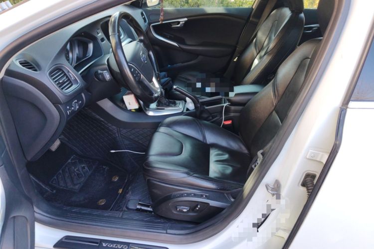 Used Volvo V40 2016 T4 Smart Luxury Edition
