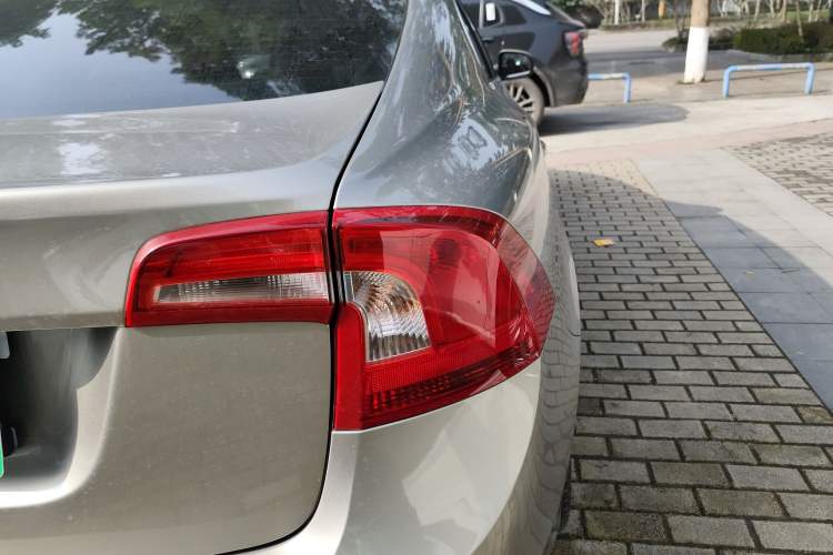 Used Volvo S60 2014 S60L 2.0T Zhiyuan Edition
