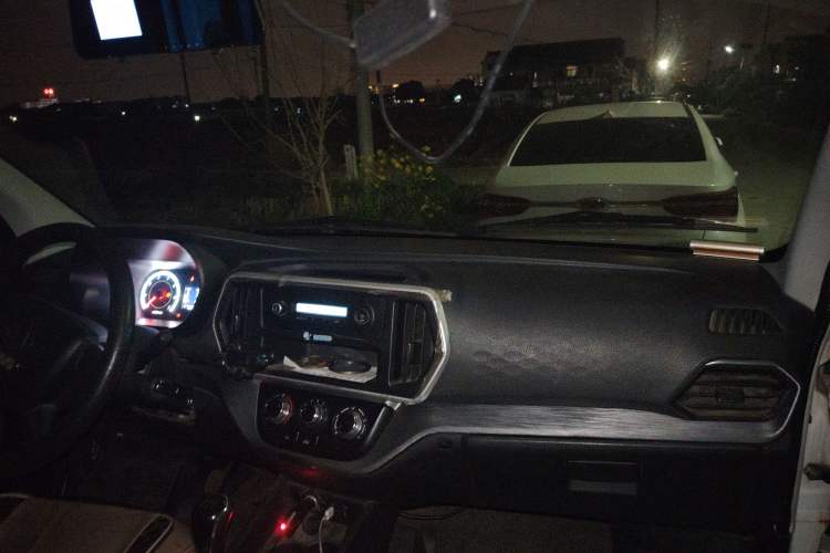 Used CHANGAN KAICHENG Ruixing M80 2021 1.6L Base Version 2-Seater Non-Air-Conditioned China VI Standard Flat Roof Liftback Doors DAM16KR Center Console