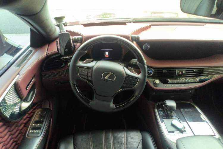 Used Lexus LS 2018 500h Executive Edition China VI Steering Wheel