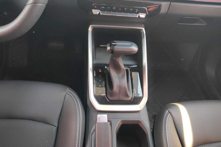 Used Wuling Alvez 2022 1.5L CVT Comfort Edition Gear Lever