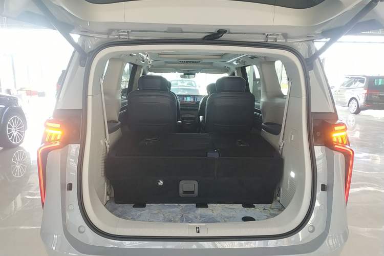 Used SAIC MAXUS G90 2022 2.0T Xingyun Seven-Seater Version Trunk