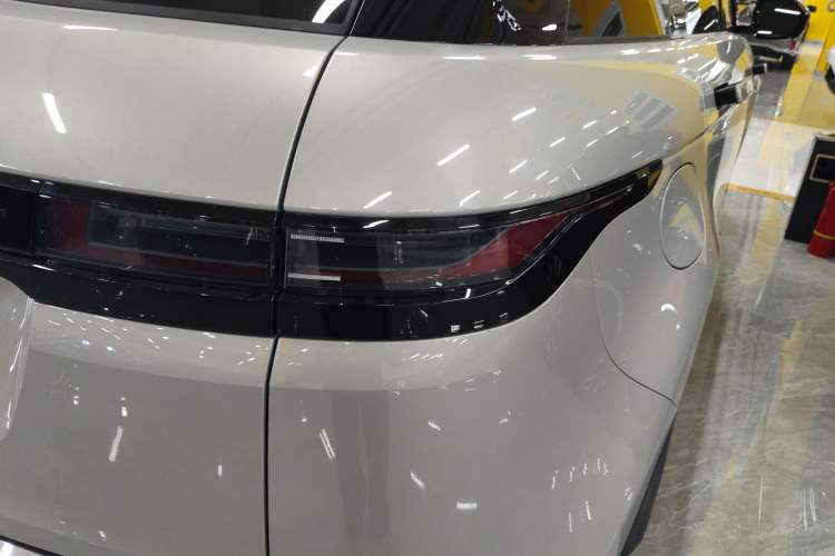 Used Land Rover Range Evoque 2024 Aurora L 249 PS Prestige Light-Chasing Edition
