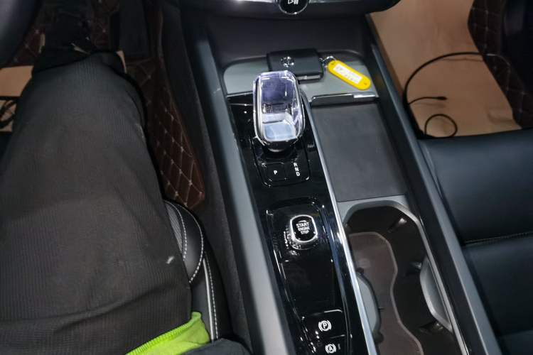 Used Volvo XC60 New Energy 2025 Plug-in Hybrid Long-Range All-Wheel Drive Zhiyuan Extreme Night Black Edition
