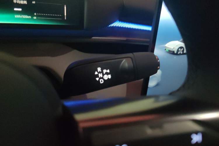 Used XPeng P7 2025 Model—750 All-Wheel-Drive High-Performance Ultra Gear Lever