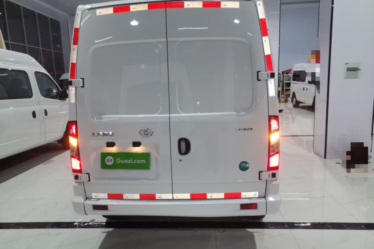 Used SAIC MAXUS Xintu V80 2025 Value Edition City Distribution King 2.0T Manual Long Wheelbase Mid-Roof 127 Ps 3 Seats