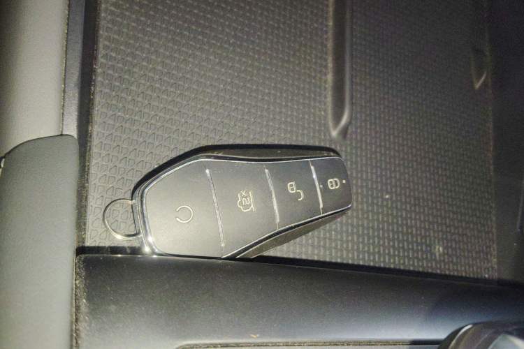 Used BYD Qin L 2025 DM-i Smart Drive 120KM Leading Model Vehicle Key