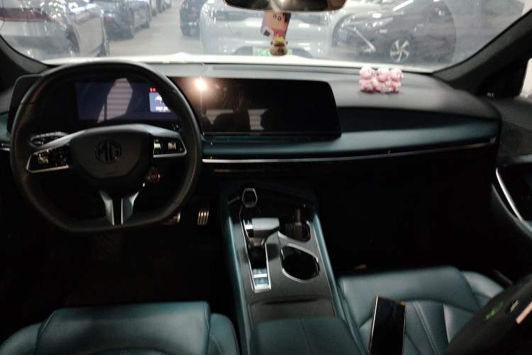 Used MG 7 2023 2.0T Automatic Hunter Luxury Edition Center Console