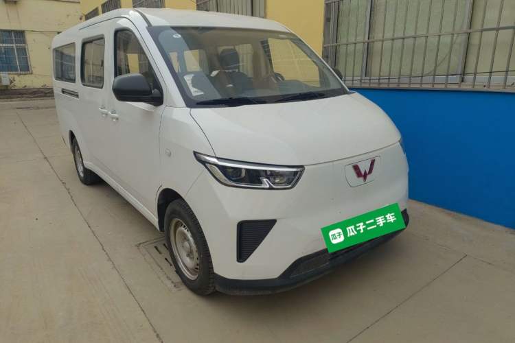 Used Wuling Yangguang 2024 300KM Comfort Version Passenger Van 75kW Front Right 45 Deg