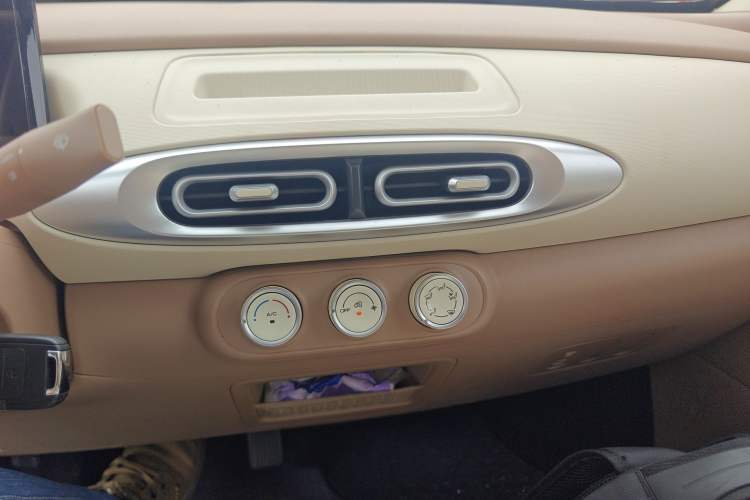 Used Wuling Hongguang MINIEV 2025 Four-Door Version Advanced Edition Audio And AC Panel