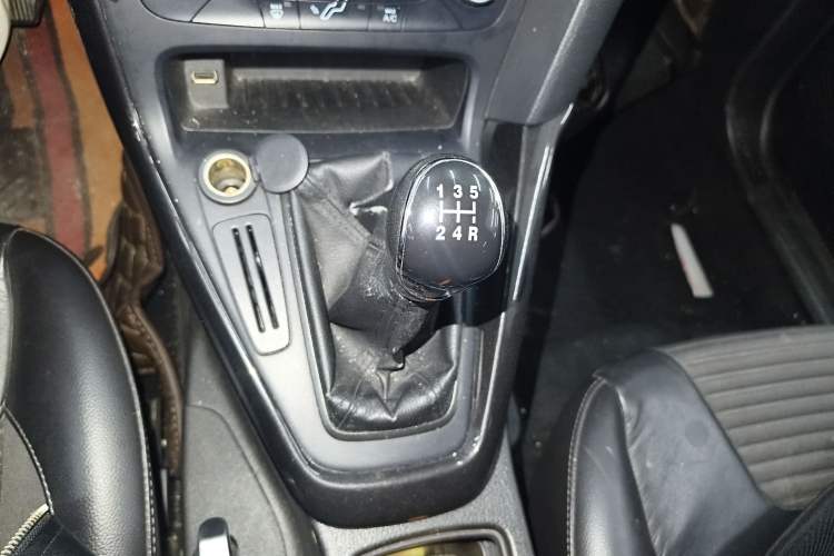 Used Ford Focus 2017 Hatchback 1.6L Manual Fashion Edition SmartDrive Version Gear Lever