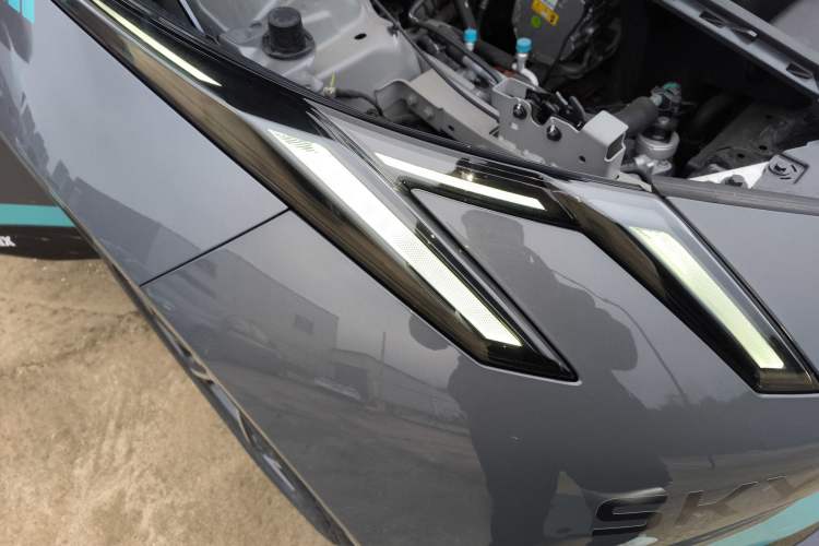 Used Lynk & Co Z20 2025 530 km Range Rear-Wheel Drive Max Right Front Headlight