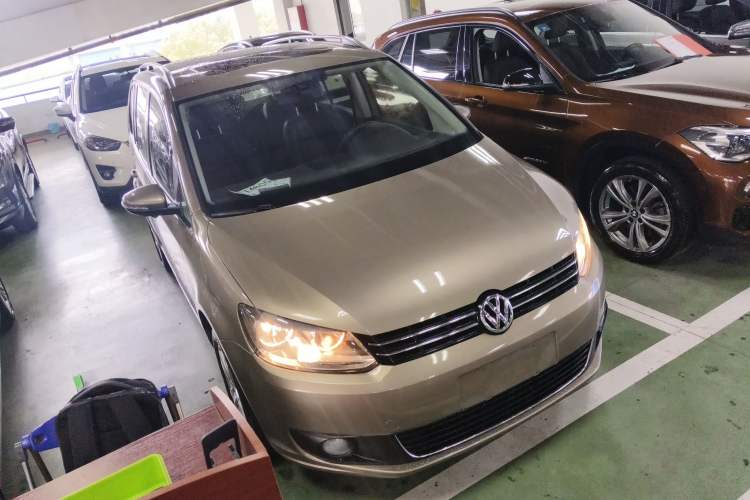 Used Volkswagen Touran 2015 1.4T DSG Comfort Edition 5 Seats Front Right 45 Deg