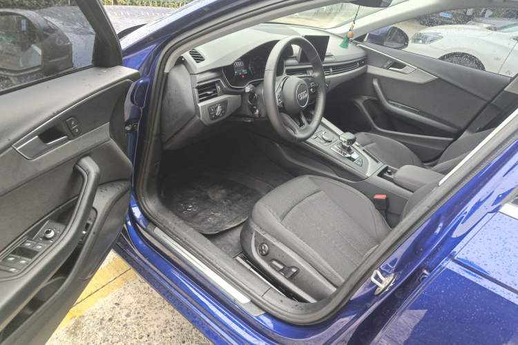 Used Audi A4L 2019 40 TFSI Ambition China VI Driver Seat