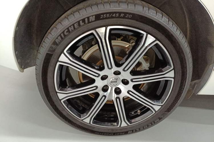 Used Volvo XC60 New Energy 2019 T8 E-Drive Hybrid Prestige Luxury Version China V Standard
