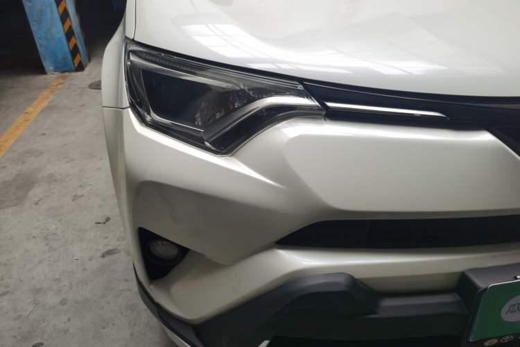 Used Toyota RAV4 2019 2.0L CVT Two-Wheel Drive Luxury Version China VI Standard Right Front Headlight