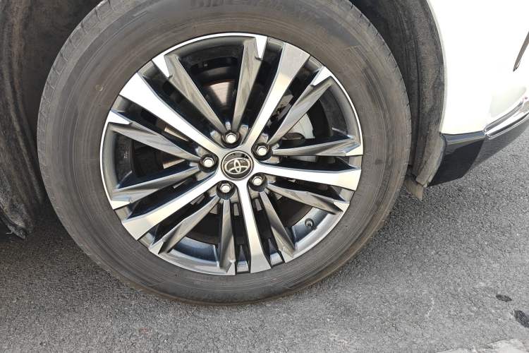 Used Toyota Venza 2023 2.0L CVT Two-Wheel Drive Luxury Edition Right Front Wheel Hub