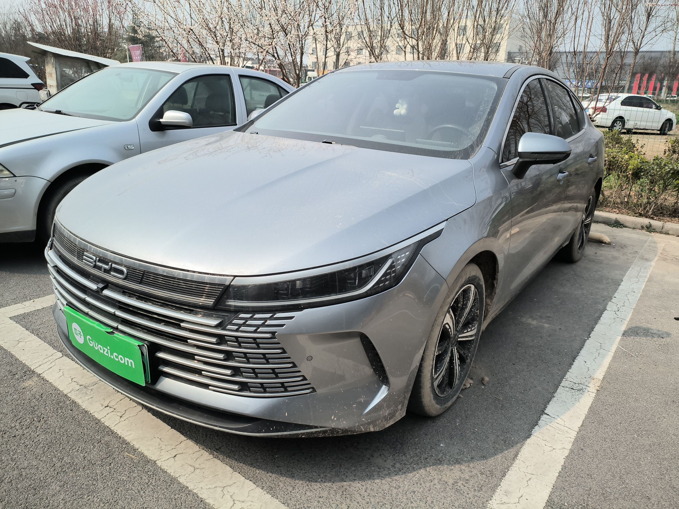 Под передней частью автомобиля