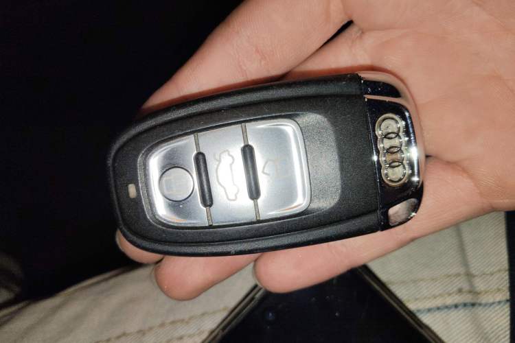 Used Audi A4L 2012 2.0 TFSI automatic Comfort trim level