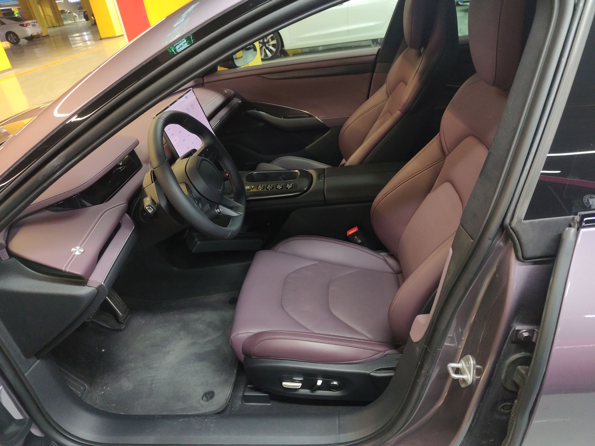 المقاعد الأمامية داخل السيارة