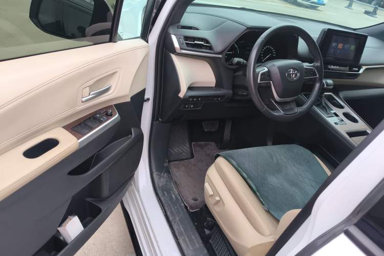 Used Toyota Sienna 2023 2.5L Hybrid Luxury Edition