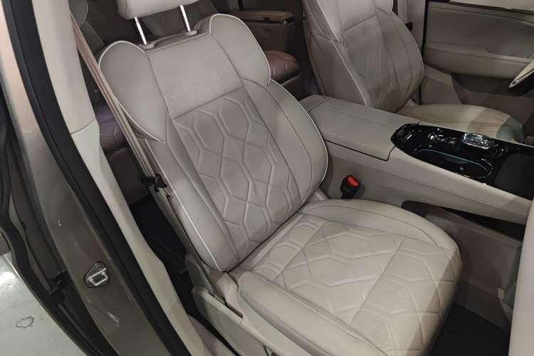 Used Volvo EM90 2025 Ultra Six-Seater

