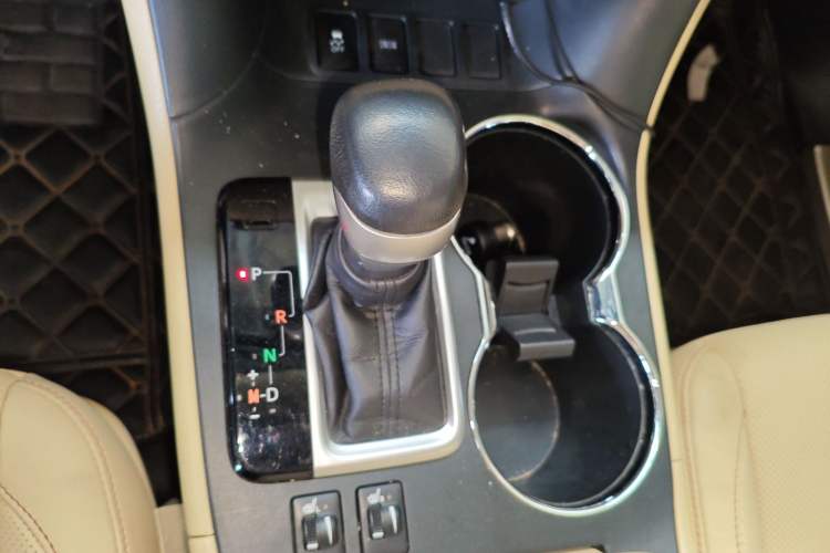 Used Toyota Highlander 2015 2.0T Two-Wheel Drive Luxury Edition 7 Seats Gear Lever
