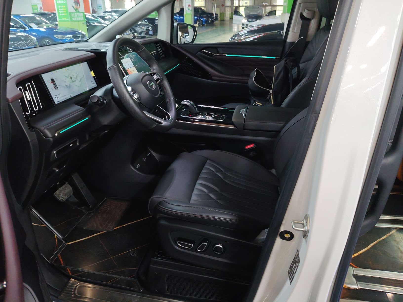 المقاعد الأمامية داخل السيارة