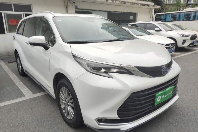 Used Toyota SIENNA 2023 2.5L Hybrid Luxury Edition Front Right 45 Deg