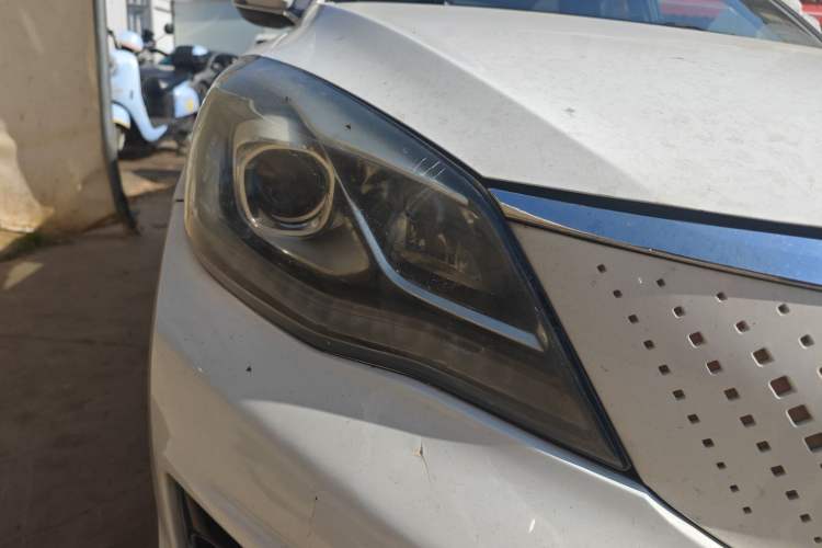 Used Dongfeng Aeolus E70 2021 Revised Version 500 Ultra-Comfort Edition Right Front Headlight