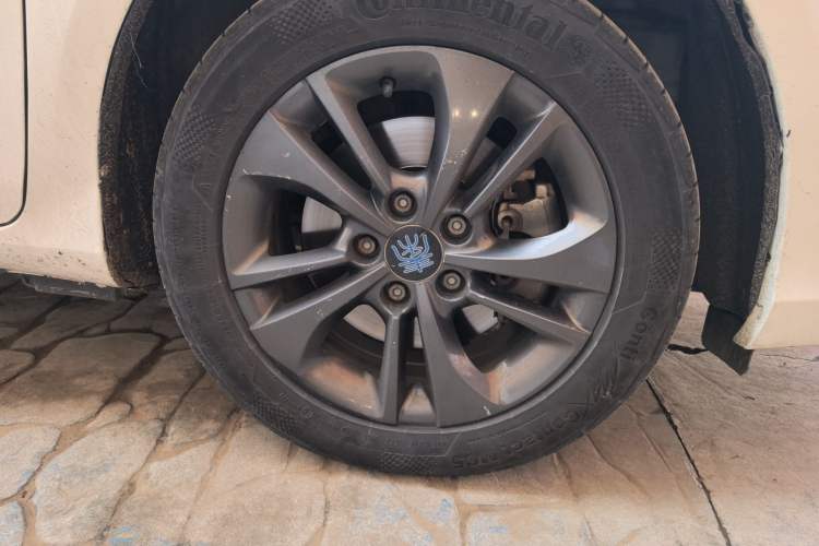 Used BYD Qin New Energy 2017 1.5T Luxury Model Right Front Wheel Hub