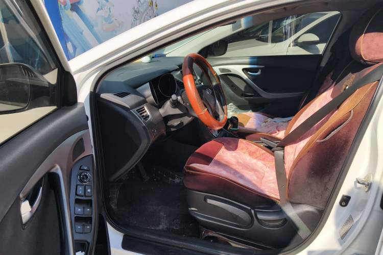 Used Hyundai Elantra (5th Generation / Langdong) 2015 1.6L Manual Leading Model
