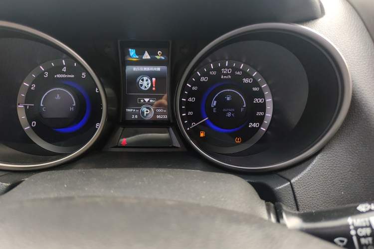 Used CHANGAN CS75 2016 1.8T Automatic Elite Model China V Standard Odometer Close Up