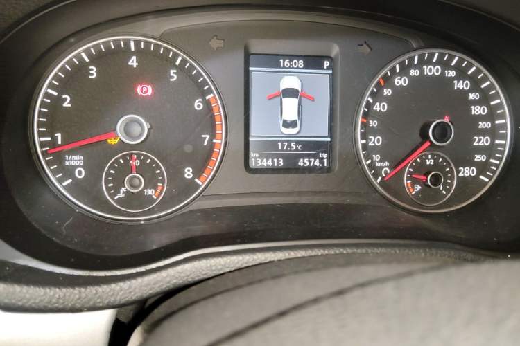 Used Volkswagen Passat 2015 1.8TSI DSG Prestige Edition Odometer Close Up