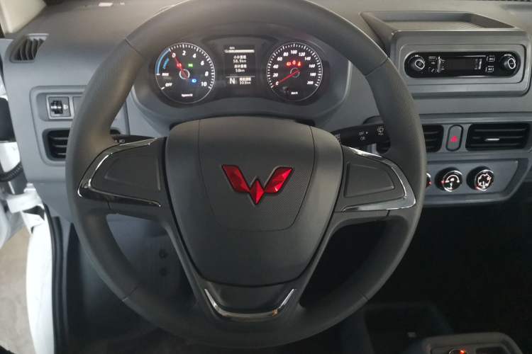 Used Wuling Yangguang 2025 Model 310KM Bus Edition—Customized by CATL