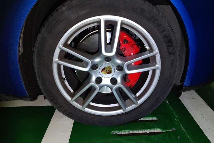 Used Porsche Panamera 2017 Panamera 3.0T Right Front Wheel Hub