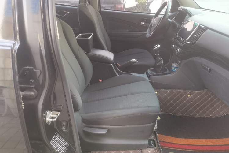 Used Isuzu D-MAX 2020 2.5T Two-Wheel Drive Manual Navigation Version China VI Standard Extended Length JE4D25Q6A
