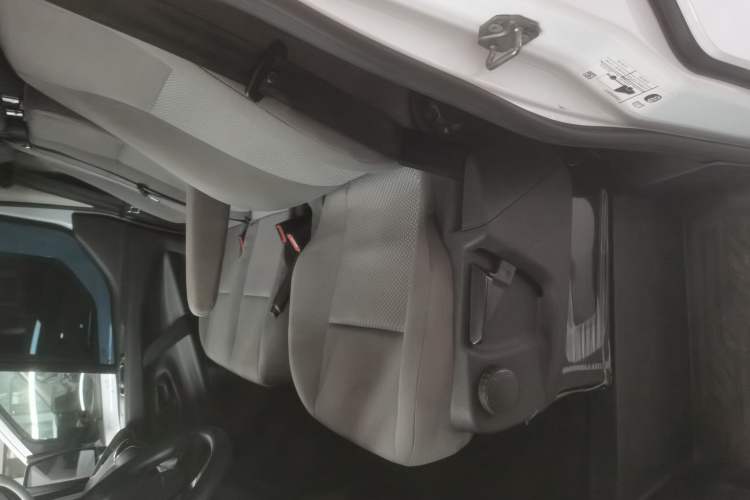 Used Ford Transit 2020 2.0T Diesel Multi-Function Commercial Vehicle Mid-Chassis Low-Roof Design with Dual Rear Doors Meeting China VI Emission Standards Left Front Seat