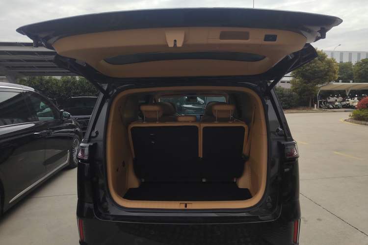 Used VOYAH Dream 2025 PHEV Four-Wheel-Drive Flagship Kunpeng Edition Trunk