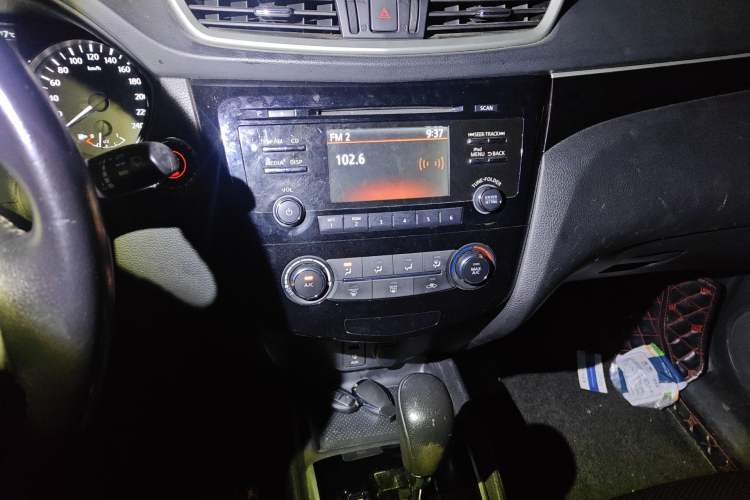 Used Nissan Qashqai 2016 2.0L CVT Luxury Edition Audio And AC Panel