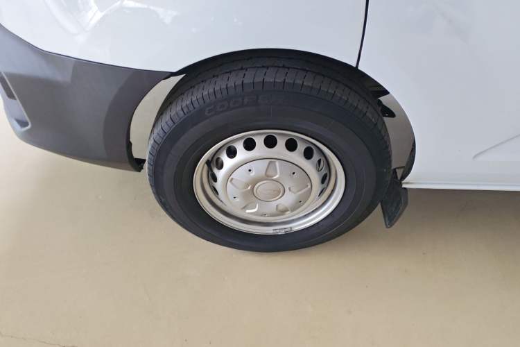 Used Ford Transit 2023 2.0T Diesel Manual Multifunction Commercial Vehicle Mid-axle Mid-roof 5/6 Seats