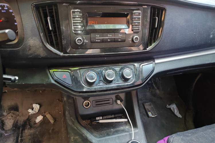 Used FORTHING Lingzhi 2022 M5L 1.6L Utility Model 7 Seats Audio And AC Panel