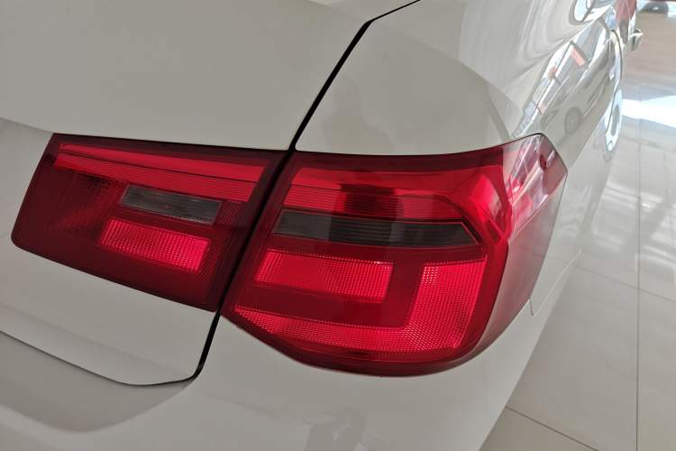 Used Volkswagen Jetta 2015 Zhuihui Edition 1.4L Manual Fashion Model Right Rear Taillight