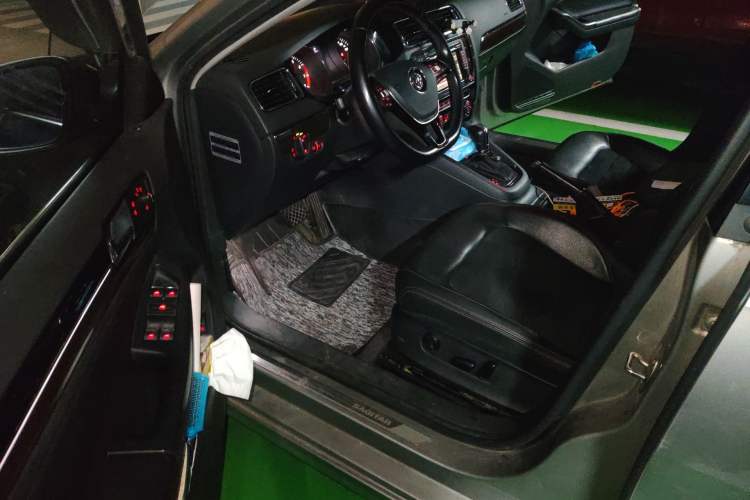 Used Volkswagen Sagitar 2015 230TSI Automatic Luxury Model
