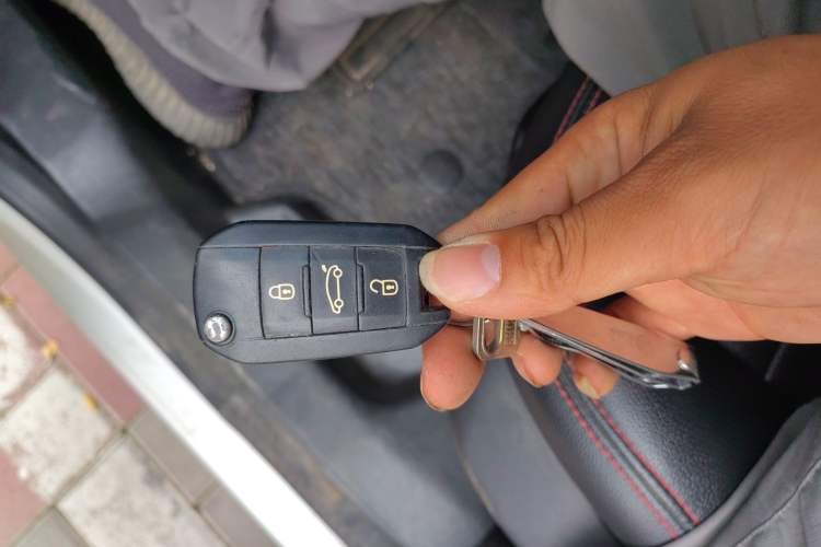 Used Citroen Elysee 2015 Zhishang Edition 1.6L Manual Fashion Model Vehicle Key