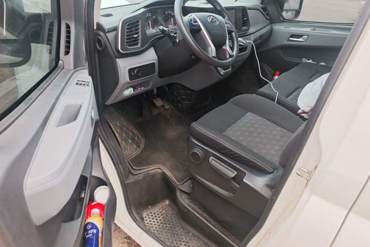 Used SAIC MAXUS Xintu V80 2024 Aotong Value Edition 6AMT Short Wheelbase Mid-Roof Model 127 Ps 5/6 Seats