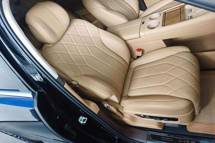 Used Hima AITO M8 2025 Extended-Range Max+ Version 53.4 kWh 6-Seater Edition Right Front Seat