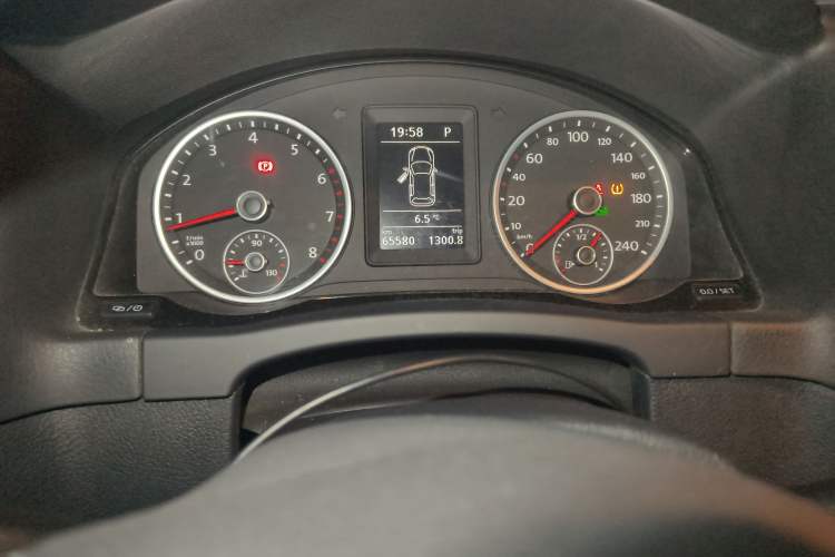 Used Volkswagen Tiguan 2016 280TSI Automatic Two-Wheel-Drive Silk Road Style Edition Odometer Close Up